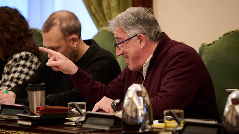 Joseba Asirón, de EH Bildu, interviene en el pleno extraordinario del Aynuntamiento. PABLO LASAOSA
