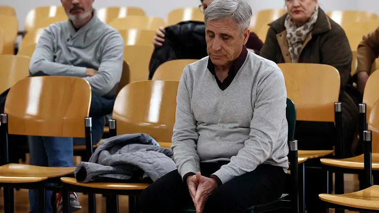 El vecino de Azagra acusado de intentar asesinar a su pareja hace dos años ha asegurado que desconoce cómo llegó a sus manos el bastón con el que se le acusa de golpear a la mujer, una agresión que no recuerda y tras la que “nunca” pensó que él la hubiera matado, como sí dijo cuando se presentó en la comisaría de la Policía foral después de los hechos. Lo ha dicho en la intervención inicial del juicio iniciado este jueves por un delito de asesinato en grado de tentativa, del que se acusa a Santiago M.M. y por el que el fiscal pide 14 años y medio de cárcel, en una declaración en la que tan solo ha querido contestar al fiscal y a su defensa, aunque en numerosas ocasiones ha dicho no recordar los hechos.EFE/ Jesus Diges