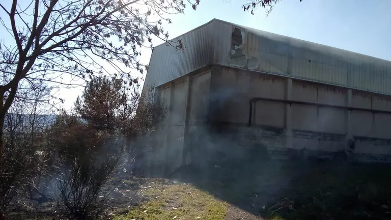 Vista del frontón de Mañeru, que ha quedado afectado por el incendio. BOMBEROS DE NAVARRA