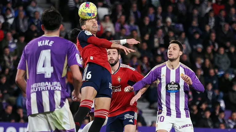 El centrocampista del Club Atlético Osasuna Lucas Torró (2i) despeja de cabeza durante el partido correspondiente a la Jornada 21 de LaLiga Santander que enfrenta a ambos equipos este domingo en el Estadio José Zorrilla de Valladolid. EFE/ R. García