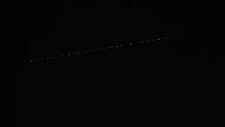 Luces que han atravesado el cielo de Pamplona y Navarra este lunes.