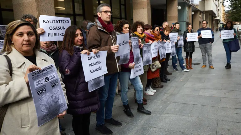 Concentración de los sindicatos con representación en el ámbito de la sanidad pública de Navarra (LAB, SAE, ELA, UGT y CCOO) el día antes de la huelga del 15 de febrero. IÑIGO ALZUGARAY