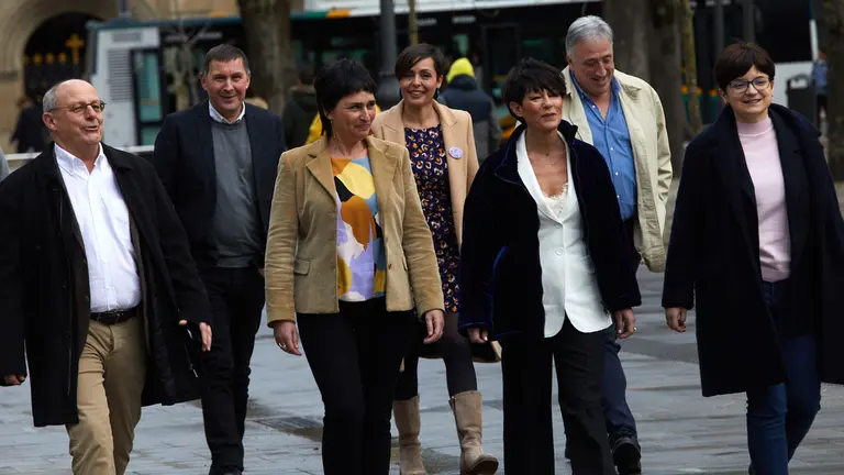 El coordinador general de EH Bildu, Arnaldo Otegi, mantiene un encuentro con los principales candidatos para las elecciones municipales y forales de Navarra y País Vasco: Laura Aznal y Joseba Asiron (Navarra), Eva Lopez de Arroyabe y Rocío Vitero (Álava), Maddalen Iriarte y Juan Karlos Izagirre (Guipúzcoa), Iker Casanova y Maria del Rio (Vizcaya). IÑIGO ALZUGARAY