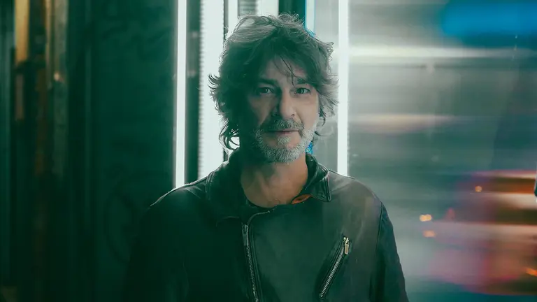 El músico de rock Quique González, durante el estreno de su disco ‘Sur en el valle’, a 11 de noviembre de 2021, en Madrid (España). RICARDO RUBIO / EUROPA PRESS