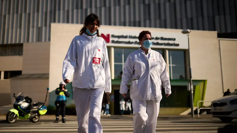 Los sindicatos convocantes de la huelga en la Función Pública de Navarra  y los sindicatos de la Mesa Sectorial de Salud convocantes de la huelga (LAB, SAE, UGT, ELA y CCOO) organizan una columna de sanitarios a modo de manifestación hasta el Palacio de Navarra. PABLO LASAOSA