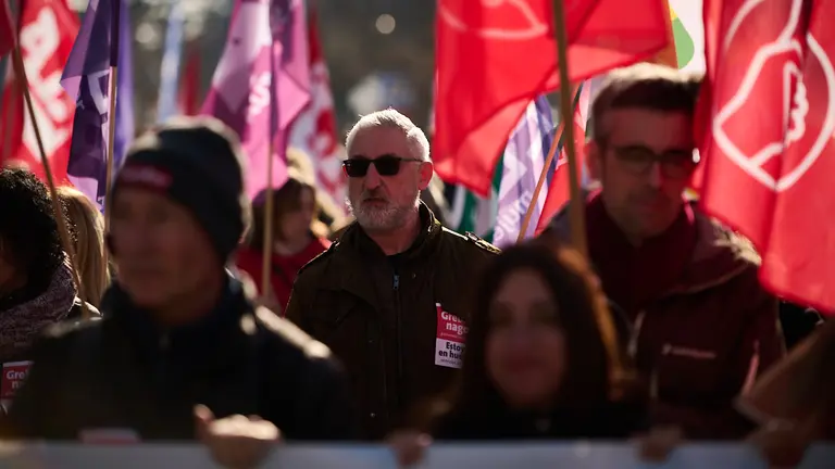 Los sindicatos convocantes de la huelga en la Función Pública de Navarra  y los sindicatos de la Mesa Sectorial de Salud convocantes de la huelga (LAB, SAE, UGT, ELA y CCOO) organizan una columna de sanitarios a modo de manifestación hasta el Palacio de Navarra. PABLO LASAOSA