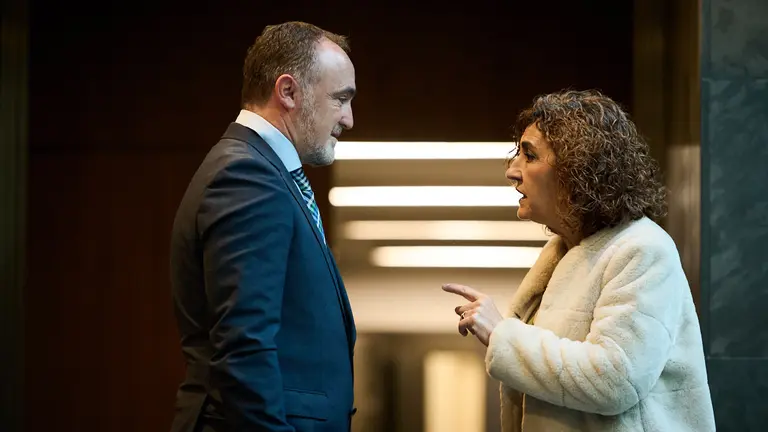 Javier Esparza junto a Yolanda Ibáñez minutos antes del comienzo del pleno del Parlamento. PABLO LASAOSA