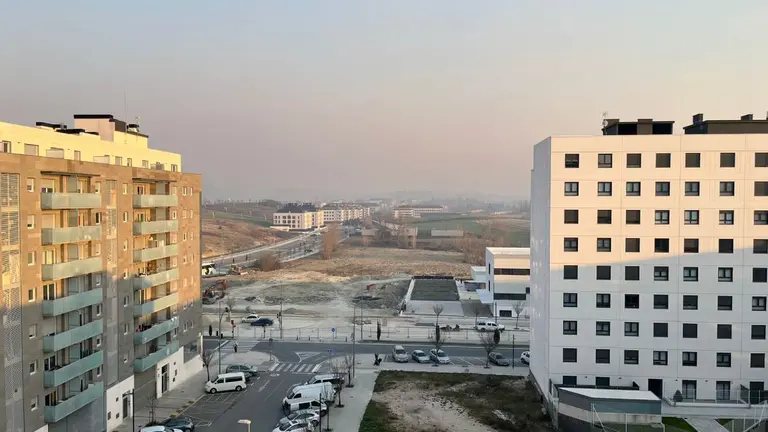 El humos arrastrado de los incendios en Francia era visible desde numerosos puntos de Pamplona y la cuenca. PABLO LASAOSA