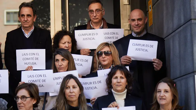 Concentración de letrados de la Administración de Justicia en el marco de la huelga indefinida que secundan desde el 24 de enero a las puertas del juzgado de guardia del Palacio de Justicia de Pamplona. IÑIGO ALZUGARAY