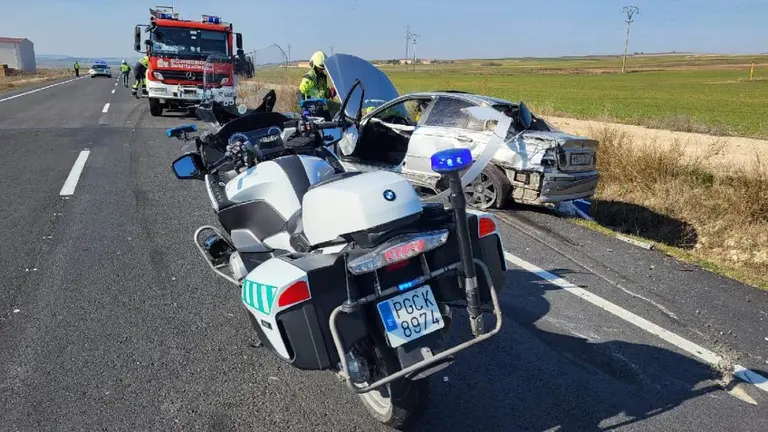 Violento choque de un camión y un turismo en Navarra que ha atendido la Guardia Civil.GUARDIA CIVIL