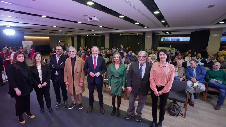 El candidato de UPN, Javier Esparza, durante el acto celebrado este viernes en Pamplona junto a profesionales médicos y la candidata al consistorio de Pamplona, Cristina Ibarrola. UPN