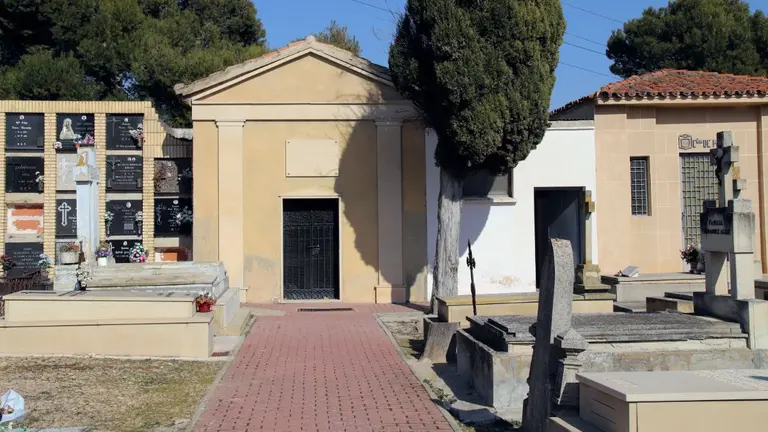 La tumba del ilustre músico y compositor navarro Joaquín Gaztambide, cuyos restos fueron despedidos en Madrid en 1921 con grandes fastos, esconde un misterio que fue dado a conocer en 1955 cuando, al abrirse el ataúd en el cementerio de Tudela, se hizo un sorprendente hallazgo: un cuerpo, al parecer de una mujer, y unos zapatos rojos de tacón. Para tratar de resolver este enigma, el Ayuntamiento de Tudela ha decidido ahora reabrir la tumba del insigne tudelano y tomar una muestra del cuerpo para comparar su ADN con el de un biznieto de Gaztambide. EFE/ Juan Antonio Martinez