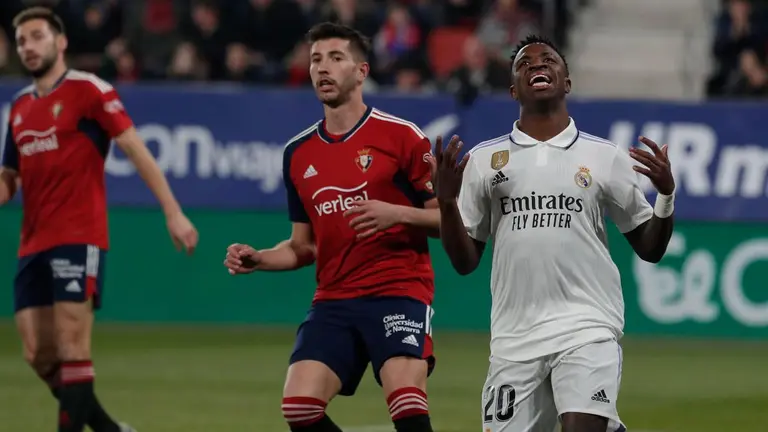 El delantero brasileño del Real Madrid, Vinicius Jr., se lamenta de una ocasión fallada durante el encuentro correspondiente a la jornada 22 de primera división que disputan hoy sábado frente a Osasuna en el estadio El Sadar de Pamplona. EFE / Villar López.
