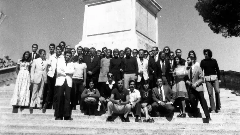El profesor Velarde Fuentes en una imagen tomada el 31 de agosto de 1974, después de la clausura de los Cursos de Verano de la Universidad de La Rábida.