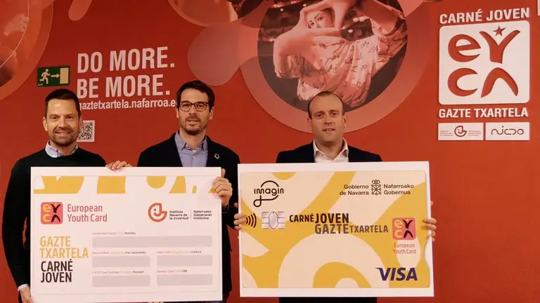 En la firma del convenio han estado presentes por parte de las entidades firmantes el
director gerente del INJ, Carlos Amatriain; el director comercial de Banca Retail
de CaixaBank en la Dirección Territorial Ebro, Pablo Andoño y Ramón Urdiain, director gerente de Navarra de Infraestructuras Culturales,
Deportivas y de Ocio (NICDO). LA CAIXA