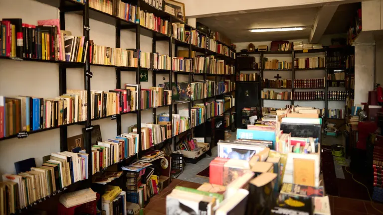 Una de las librerías de Urroz Villa. PABLO LASAOSA