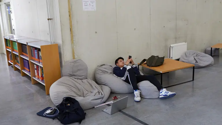 El rector de la UPNA, Ramón Gonzalo, y el consejero de Universidad, Innovación y Transformación Digital del Gobierno de Navarra, Juan Cruz Cigudosa, visitan los Open Space, nuevos espacios habilitados en la Universidad para "fomentar la creatividad y el trabajo en equipo de sus estudiantes". IÑIGO ALZUGARAY