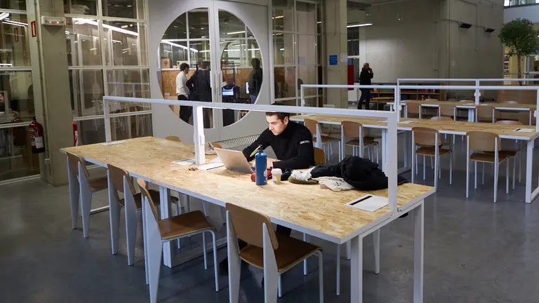 El rector de la UPNA, Ramón Gonzalo, y el consejero de Universidad, Innovación y Transformación Digital del Gobierno de Navarra, Juan Cruz Cigudosa, visitan los Open Space, nuevos espacios habilitados en la Universidad para "fomentar la creatividad y el trabajo en equipo de sus estudiantes". IÑIGO ALZUGARAY