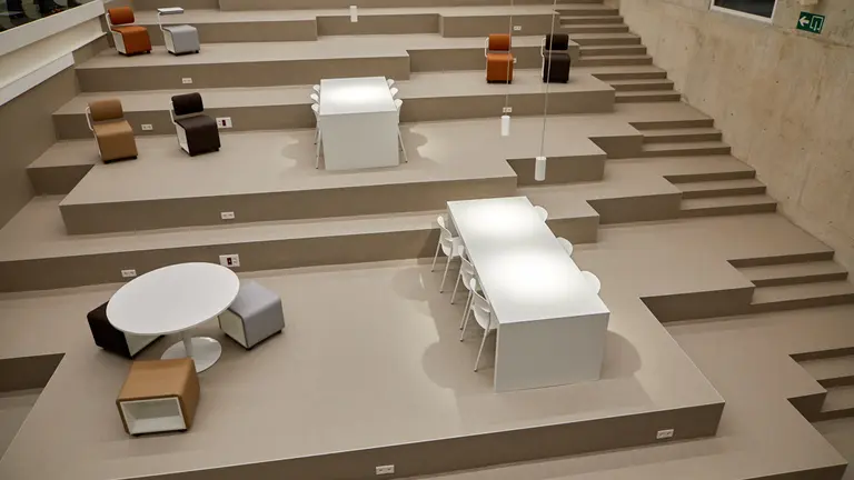 El rector de la UPNA, Ramón Gonzalo, y el consejero de Universidad, Innovación y Transformación Digital del Gobierno de Navarra, Juan Cruz Cigudosa, visitan los Open Space, nuevos espacios habilitados en la Universidad para "fomentar la creatividad y el trabajo en equipo de sus estudiantes". IÑIGO ALZUGARAY