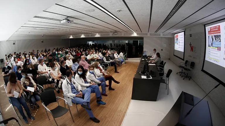 Momento de la reunión convocada este lunes por el Sindicato Médico de Navarra (SMN) donde se ha decidido desconvocar la huelga de facultativos de la sanidad pública iniciada el 1 de febrero tras recibir el respaldo de unos dos tercios de los médicos asistentes a las 4 asambleas celebradas hoy, si bien se guardan la posibilidad de convocar un nuevo paro indefinido a partir del 15 de marzo si el Gobierno foral incumple lo acordado. EFE/ Jesús Diges
