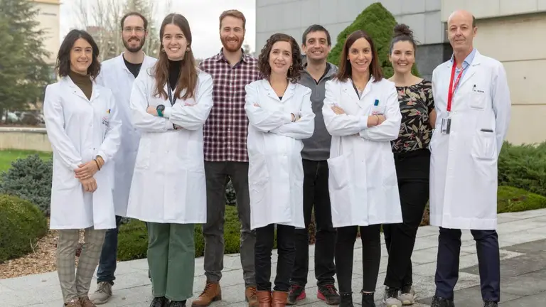 De izquierda a derecha: Sarai Sarvide, Patxi San Martín, Nerea
Berastegui, Guillermo Serrano, Teresa Esponda, Mikel Hernáez, Paula García, Amaia
Vilas y Felipe Prósper, investigadores en Hemato-Onocología de Cima y Clínica, que
se integran en el Cancer Center Clínica Universidad de Navarra. CLÍNICA UNIVERSIDAD DE NAVARRA