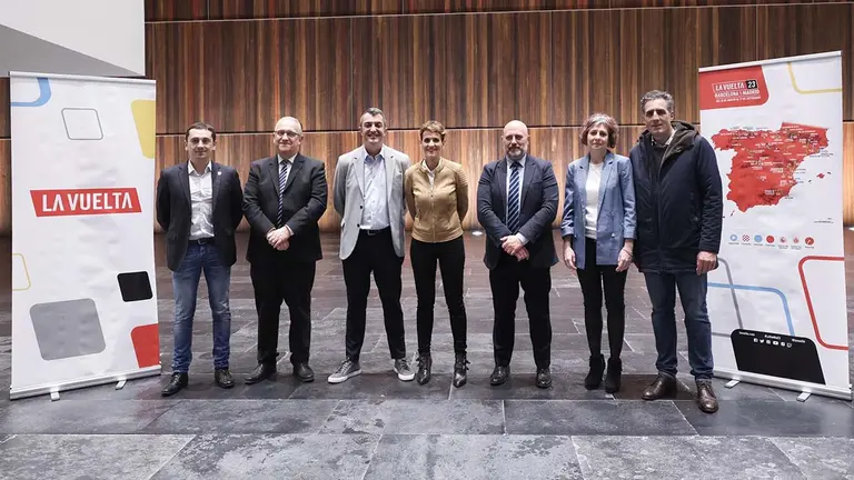 La presidenta de Navarra, María Chivite, junto al resto de participantes en la presentación de las etapas en Navarra de la Vuelta Ciclista a España. GOBIERNO DE NAVARRA
