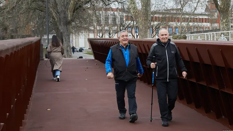 Reapertura de la pasarela del Labrit, 6 años después del cierre de la estructura por los problemas que presentaba. IÑIGO ALZUGARAY