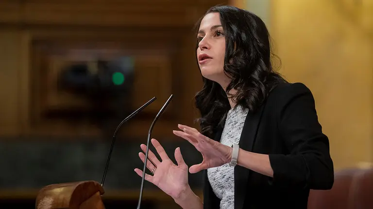 La expresidenta de Ciudadanos y portavoz en el Congreso Inés Arrimadas interviene en el debate parlamentario sobre los proyectos de ley que modifican el Convenio Económico de Navarra y el Concierto Económico del País Vasco; y el proyecto de ley por el que se aprueba la metodología de señalamiento del cupo del País Vasco para el quinquenio 2022-2026, este jueves, en el Congreso de los Diputados. EFE/ Fernando Villar