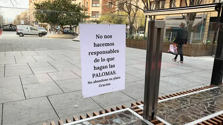 Cartel colocado en la terraza del Ogi Berri situado en la avenida de Carlos III 46 de Pamplona. Navarra.com