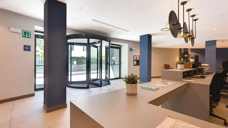 Sala de entrada a la residencia Livensa Living en Pamplona. Cedida.