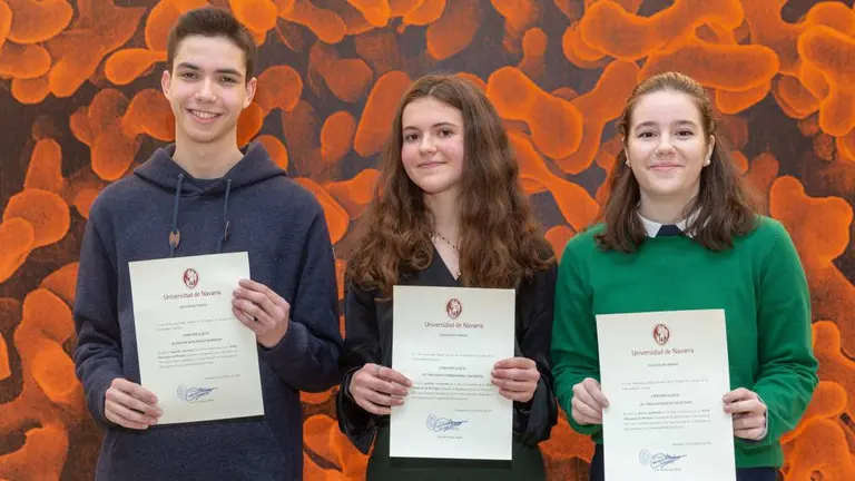 De izquierda a derecha, Javier González, Nicolet Yordanoba y Ana González, ganadores de la Olimpiada Navarra de Biología. UNIVERSIDAD DE NAVARRA