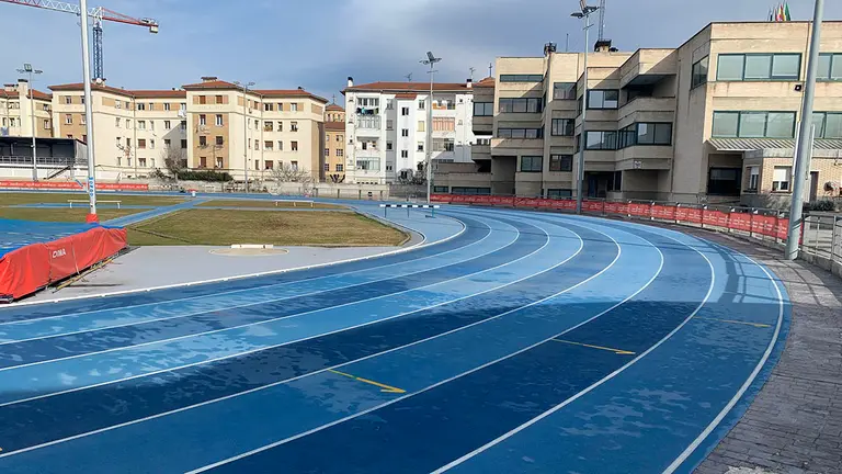 Pista al aire libre en el estadio Larrabide de Pamplona. Navarra.com