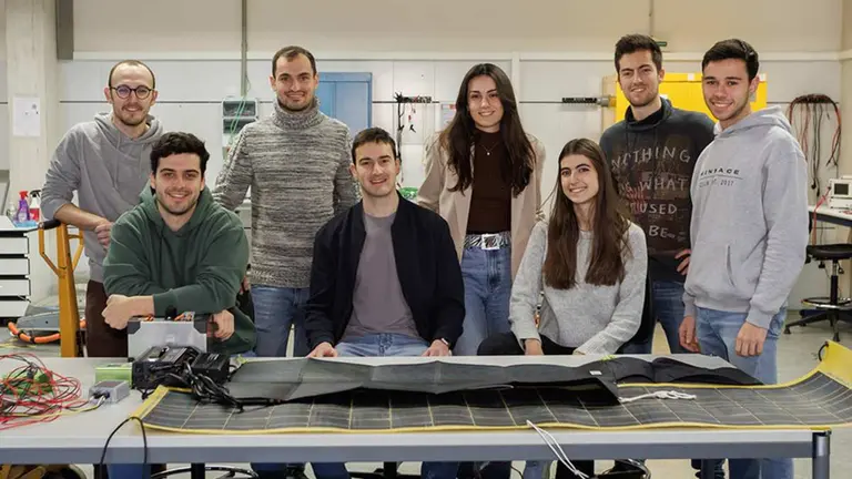 Estudiantes que participan en el proyecto “Snowdog”, con su prototipo. En la fila inferior, de izquierda a derecha: Ander Goikoetxea Agarraberes, Álvaro Martín Castilla y Nerea Pascual Lezaun. En la fila superior: Mikel Hualde Otamendi, Adrian Soto Cabria, Elisa Irujo Izcue, Iñaki Lalinde Sainz e Iñigo Pascual Iglesias. UPNA