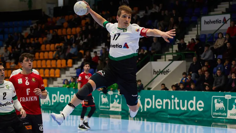 Carlos Chocarro (17-Helvetia Anaitasuna) durante el partido de balonmano de la Liga Plenitude Asobal entre Helvetia Anaitasuna and Fraikin BM. Granollers en el pabellón Anaitasuna de Pamplona. IÑIGO ALZUGARAY