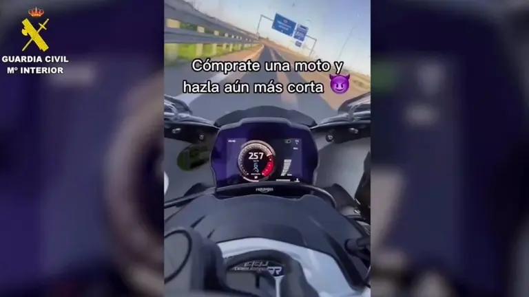 Una captura del vídeo subido por el motorista y que investiga la Guardia Civil.