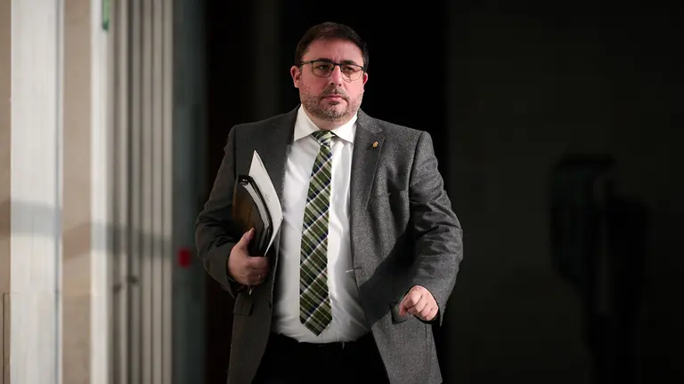 Elpresidente del Parlamento, Unai Hualde, minutos antes de comenzar la Mesa y Junta de Portavoces. PABLO LASAOSA