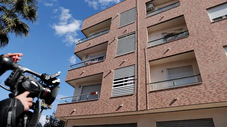 La Guardia Civil investiga la muerte de un bebé cuyo cadáver ha sido hallado en el trastero de la azotea de un edificio (en la imagen) en el municipio valenciano de Vilamarxant tras el aviso de que una mujer se había precipitado al vacío desde ese lugar.Fuentes cercanas a la investigación han informado a EFE de que el bebé presentaba una herida de arma blanca en el cuello, y de que no constan expedientes activos de violencia de género en relación con la familia en el sistema VioGén.EFE/ Manuel Bruque