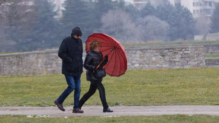 El paso de la borrasca Juliette por Pamplona deja el día más frío del invierno con temperaturas que han descendido hasta los 4 grados bajo cero y una sensación térmica cercana a los 10 grados bajo cero debido a las fuertes rachas del viento procedente del Ártico que han superado los 40 km/h y con precipitaciones en forma de nieve en polvo. IÑIGO ALZUGARAY