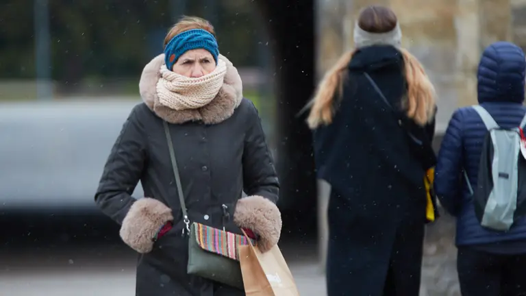 El paso de la borrasca Juliette por Pamplona deja el día más frío del invierno con temperaturas que han descendido hasta los 4 grados bajo cero y una sensación térmica cercana a los 10 grados bajo cero debido a las fuertes rachas del viento procedente del Ártico que han superado los 40 km/h y con precipitaciones en forma de nieve en polvo. IÑIGO ALZUGARAY