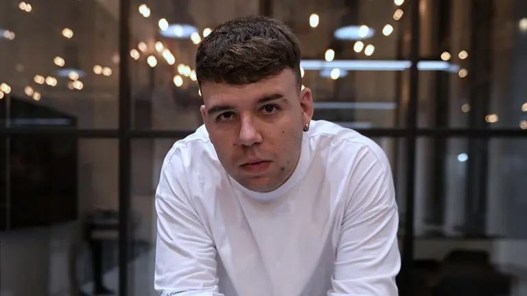 El cantante Pedro Luis Domínguez Quevedo, conocido artísticamente como 'Quevedo', posa durante una entrevista para Europa Press en las oficinas 'The Music Station', a 18 de noviembre de 2022, en Madrid (España). Después de iniciarse en el freestyle rap, Quevedo comenzó su carrera en el año 2020, de la mano del productor Linton. En 2022 colaboró en la canción ‘Cayó la noche Remix’, la cual consiguió liderar las listas de Los 50 más virales España y Top 50 España. En julio del mismo año lanzó junto con el DJ y productor argentino Bizarrap ‘Quevedo: Bzrp Music Sessions, Vol. 52’, que en menos de un día superó las diez millones de visitas y se posiciona en primera posición de tendencias en Youtube España.
18 NOVIEMBRE 2022;QUEVEDO;MUSICA;CANCION;QUEDATE;VERANO;CANIONES
Fernando Sánchez / Europa Press
(Foto de ARCHIVO)
18/11/2022