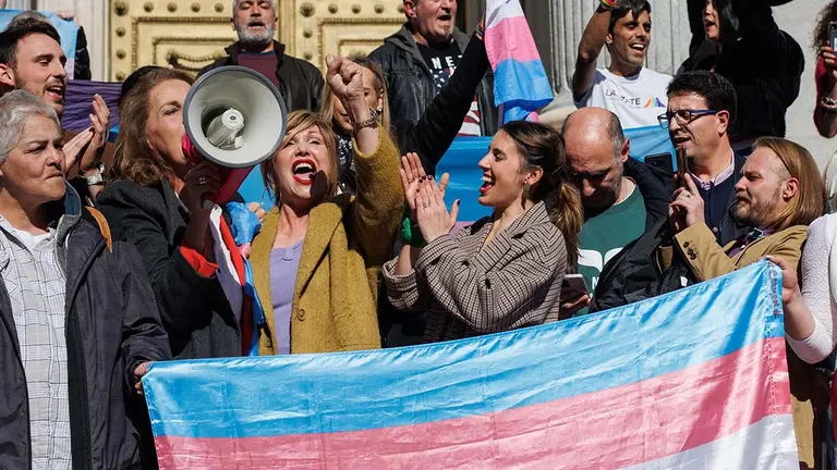 La presidenta de la Federación Estatal de Lesbianas, Gais, Trans y Bisexuales (FELGTBI+), Uge Sangil; la presidenta de la Federación de la Plataforma Trans, Mar Cambrollé y la ministra de Igualdad, Irene Montero. ALEJANDRO MARTÍNEZ VÉLEZ / EUROPA PRESS