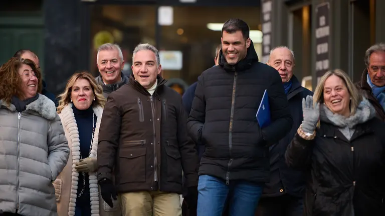 El coordinador general del PP, Elías Bendodo, y el presidente del PP de Navarra, Javier García, atienden a los medios de comunicación "para conocer el partido de la Comunidad foral y
tener una toma de contacto con los candidatos y afiliados navarros". PABLO LASAOSA