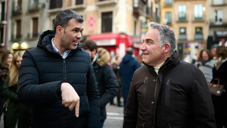 El coordinador general del PP, Elías Bendodo, y el presidente del PP de Navarra, Javier García, atienden a los medios de comunicación "para conocer el partido de la Comunidad foral y
tener una toma de contacto con los candidatos y afiliados navarros". PABLO LASAOSA