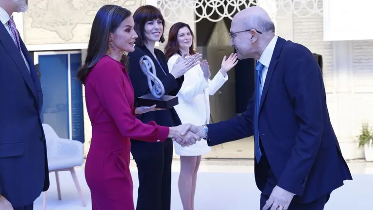 Miguel Ángel Martínez-González recoge el Premio Nacional de Medicina de manos de los reyes de España. CEDIDA