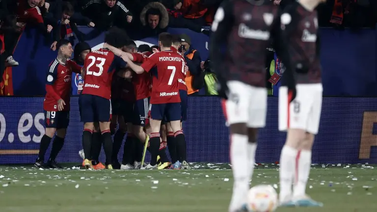 Los jugadores de Osasuna celebran tras marcar ante el Athletic, durante el partido de ida de las semifinales de la Copa del Rey que Osasuna y Athletic disputan este miércoles en el estadio de El Sadar, en Pamplona. EFE/Jesús Diges