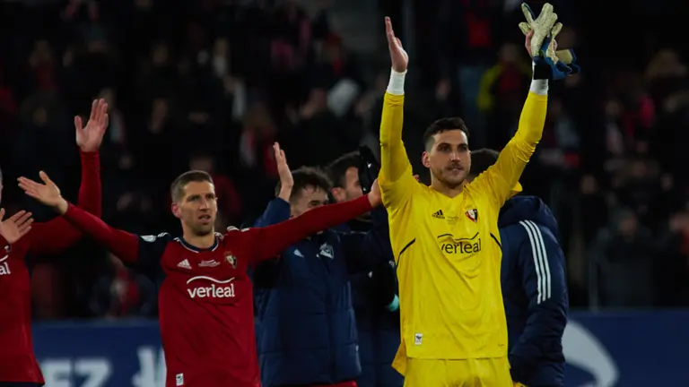 Los jugadores de Osasuna celebran la victoria (1-0) durante el partido de ida de la semifinal de la Copa del Rey entre CA Osasuna y Athletic Club disputado en el estadio de El Sadar. IÑIGO ALZUGARAY