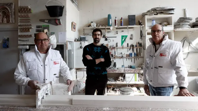 Los hermanos Muñoz llevan décadas trabajando sin grandes pretensiones en su pequeño taller de Pamplona, pero la pasada semana esta pareja de escayolistas coronaron la feria de arte contemporáneo más importante de España como parte fundamental de ‘Si se pareciera a algo, ya no sería el todo’, propuesta del arquitecto y artista navarro Alberto Odériz (c). Se trata de la obra ganadora del VII Premio Cervezas Alhambra de Arte Emergente ARCO, un certamen caracterizado por fomentar el encuentro entre jóvenes artistas y artesanos que ha unido en un pequeño local del barrio de la Txantrea el arte más vanguardista con la tradición de un oficio puramente manual que prácticamente no ha evolucionado con el tiempo. EFE/Jesús Diges