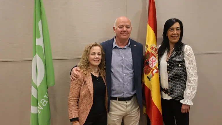 El presidente de VOX Navarra, Emilio Jiménez; la candidata al Ayuntamiento de Pamplona, María Estévez y la diputada de VOX en el Parlamento Vasco, Amaya Martínez. VOX NAVARRA