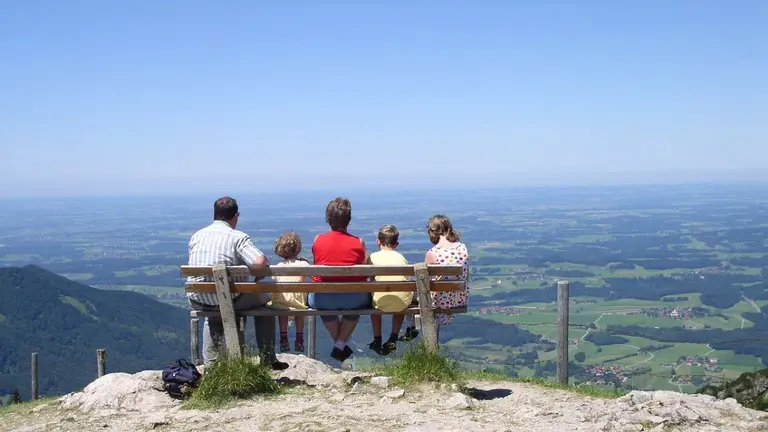 Imagen de archivo de una familia en la montaña. PIXABAY