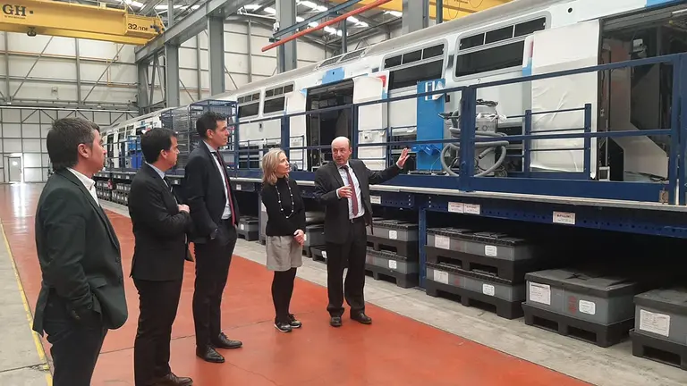 El consejero de Desarrollo Económico y Empresarial del Gobierno de Navarra, Mikel Irujo, y la directora de Política de Empresa, Proyección Internacional y Trabajo, Izaskun Goñi, visitan la planta de Trenasa en Castejón. GOBIERNO DE NAVARRA